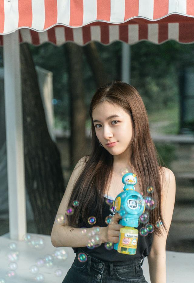 李兰迪|李兰迪开始走“女团”路线？瘦身后美过“初恋”，穿衣偏爱清新范