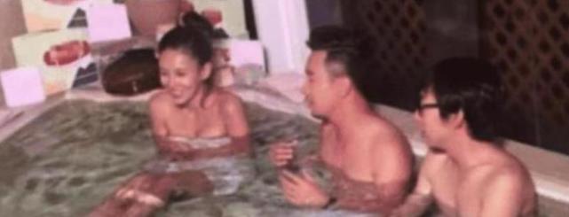 成龙|被成龙力捧红后，在日本节目与2男泡温泉，网友：丢人丢到国外！