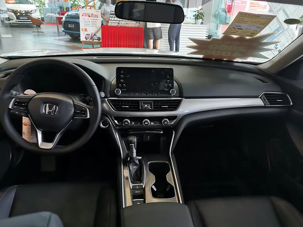 【法系车】20万落地，探店对比雅阁、凯美瑞、天籁、阿特兹，有啥优缺点？