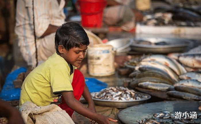 印度|世界上最不讲卫生的国家，男女在街上随意释放天性，印度甘拜下风
