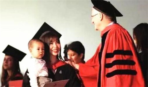 哈佛大学|17岁拒绝清华北大，22岁抱儿子从哈佛毕业，她的人生比电影还精彩