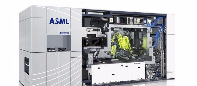 「芯片」碳基芯片迎来新突破，我国或不再依赖光刻机，比上一代提升近10倍