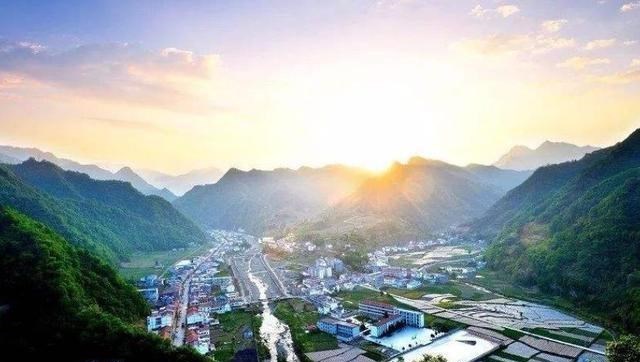 陕西@陕西这座“一脚踏三省”的县城，比山城还山，狭窄的城区让人压抑