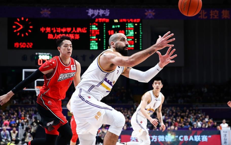 4记3分狂轰19+5，孙悦王者归来！马布里用兵如神，娇妻美成风景线