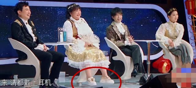 贾玲■王牌家族坐同样高度的椅子,有谁注意贾玲的脚?真实腿长藏不住了