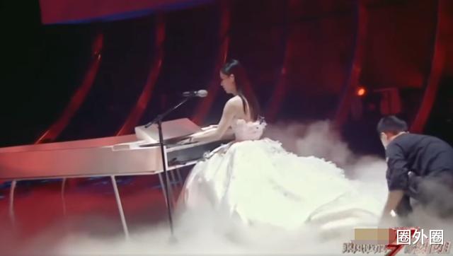 黄圣依|上节目摆阔太太的谱,拿小咖女星当“仆人”,有钱可以为所欲为?