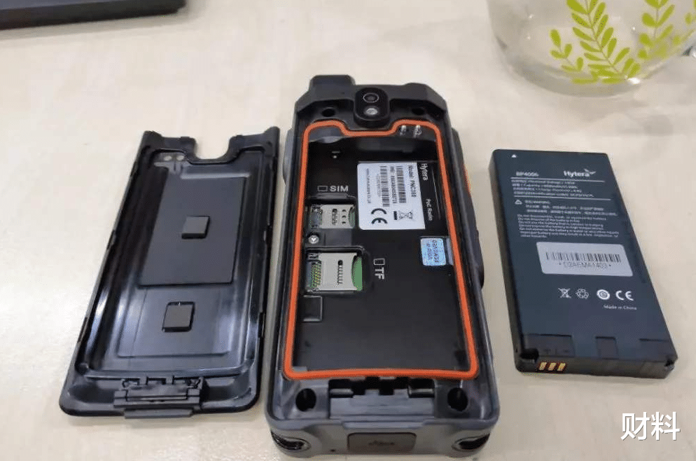 手机电池|手机电池为何不可拆卸？专家道出真相，网友：最后一条太真实了