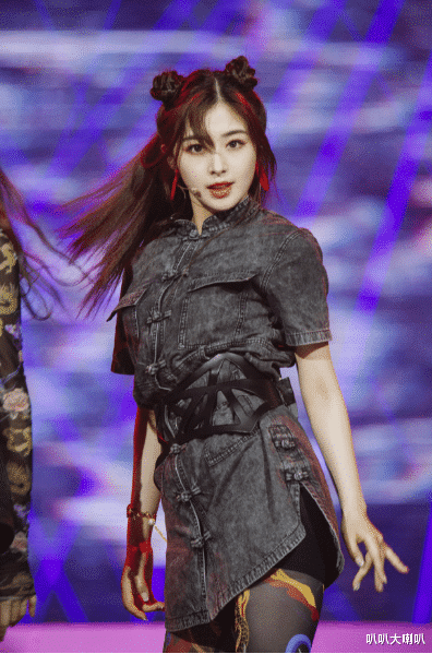 张含韵|张含韵的娃娃脸有多耐看？镜头拉近之后，这么多年是被“冻住”了吗？