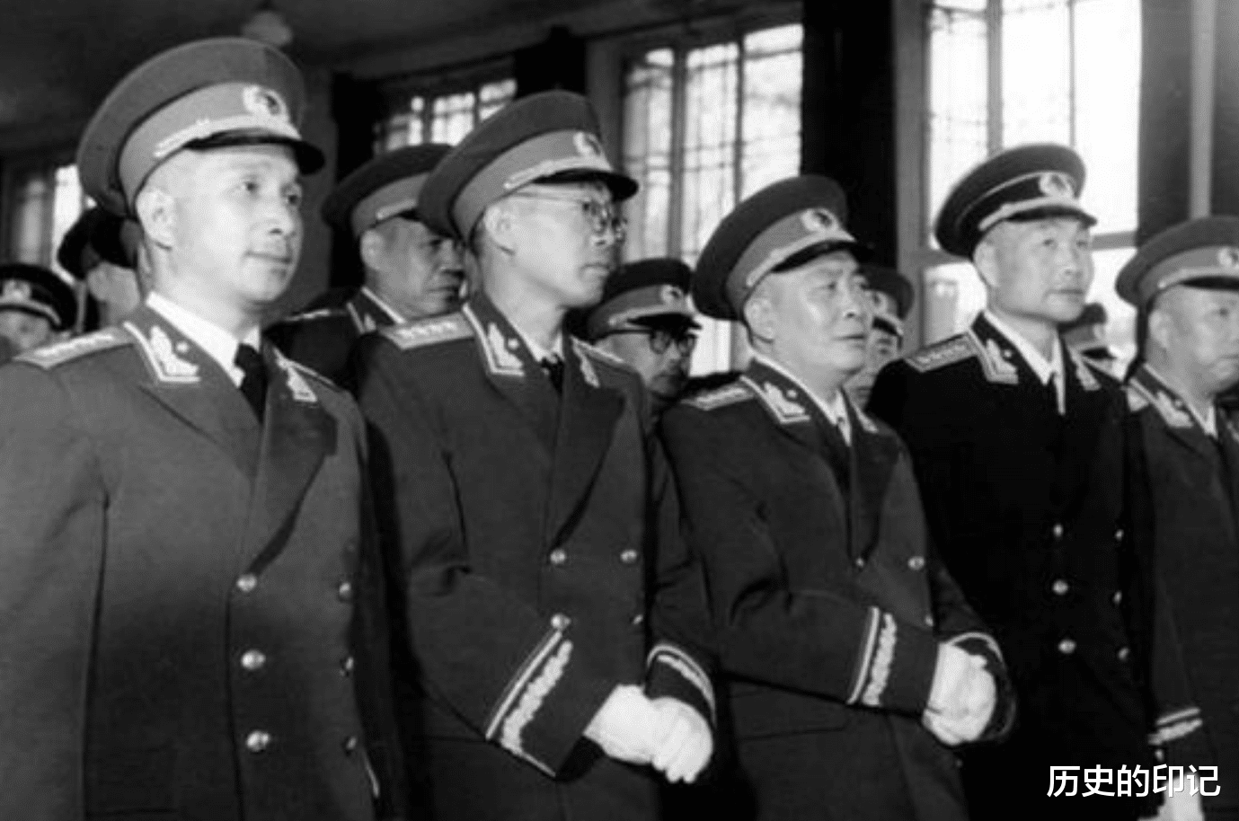 |1955年，授衔结束台下仍站着1人，总理问原因，答：没念到我名字