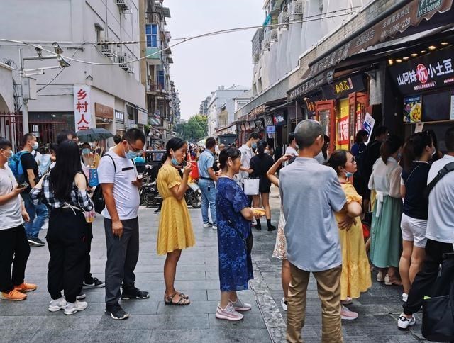 武汉|变贵后的武汉户部巷:热干面12元、豆皮10元,本地人很少去