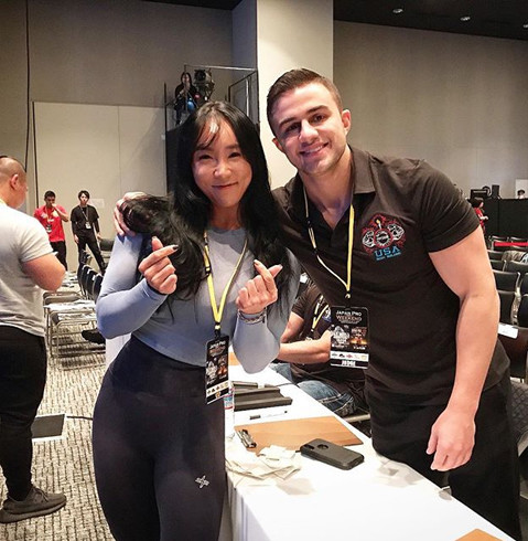 |140斤的姑娘，一身精致的肌肉，尤其是背阔肌，极具视觉冲击