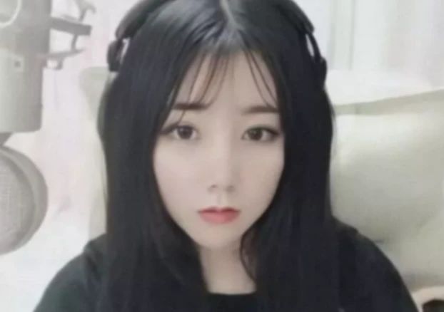 粉色▲小团团再次露脸，粉色睡衣显臃肿，为自证扎起双马尾模样看呆粉丝