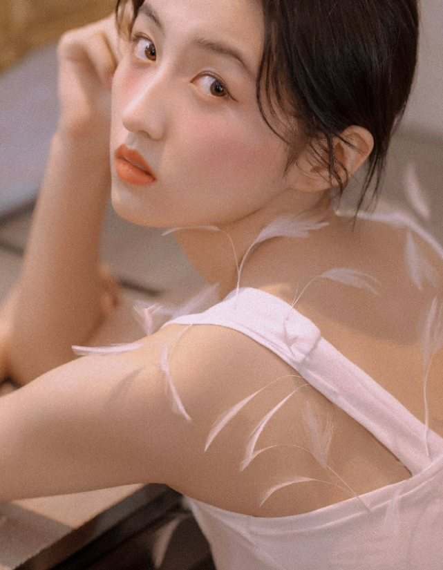 张子枫▲当张子枫减肥成功后，普通背心穿成高级礼服，尽显少女身材还白到发光