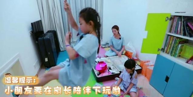[蔡少芬]“香港房价”贵到什么地步？蔡少芬家里挤得要命，她的家却大的能跑步