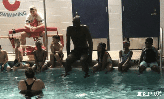 姚明:NBA巨人都怎么游泳?姚明把泳池游成浴缸,第一巨人在泳池如水怪