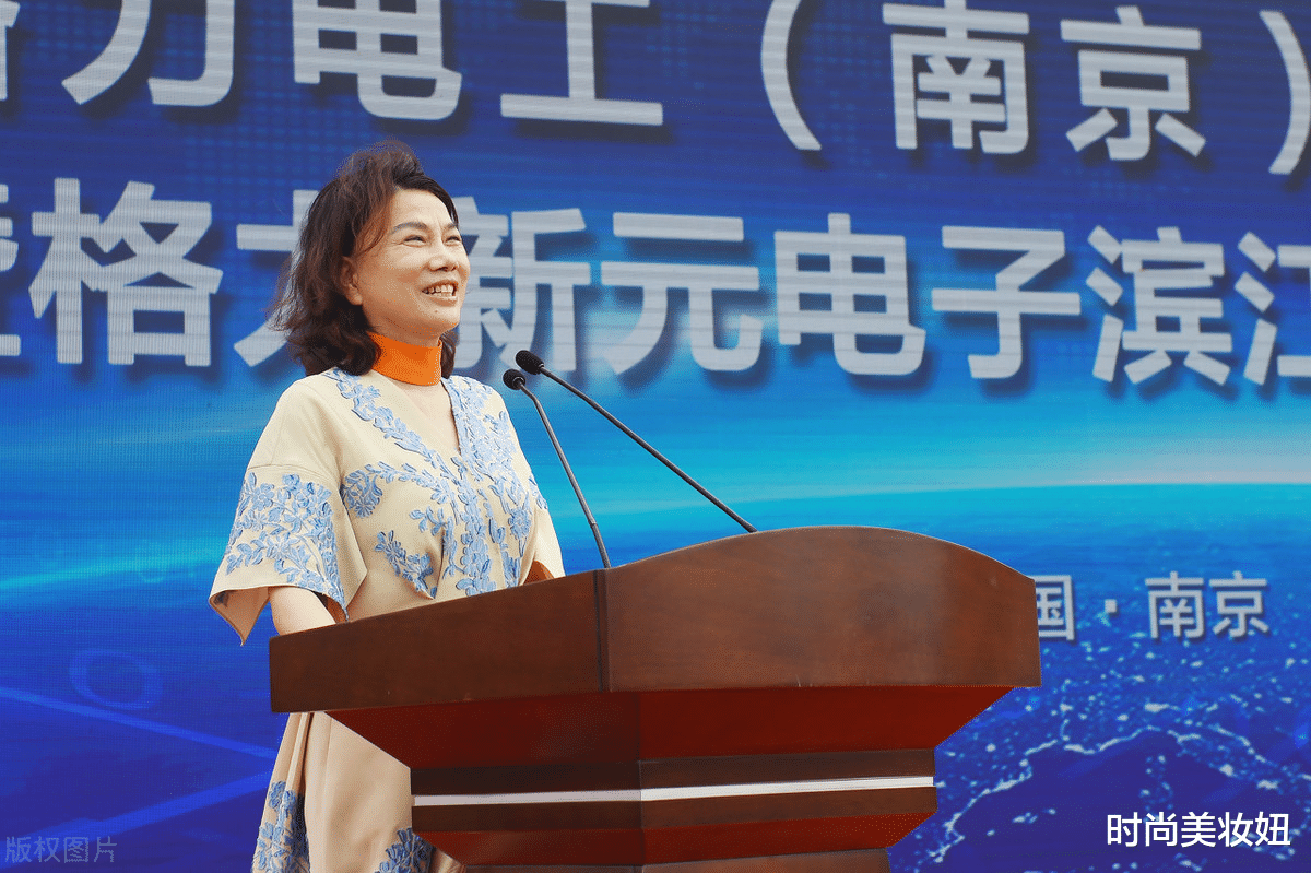 连衣裙：董明珠不愧是企业家，穿刺绣连衣裙配高跟鞋亮相，气场太强大