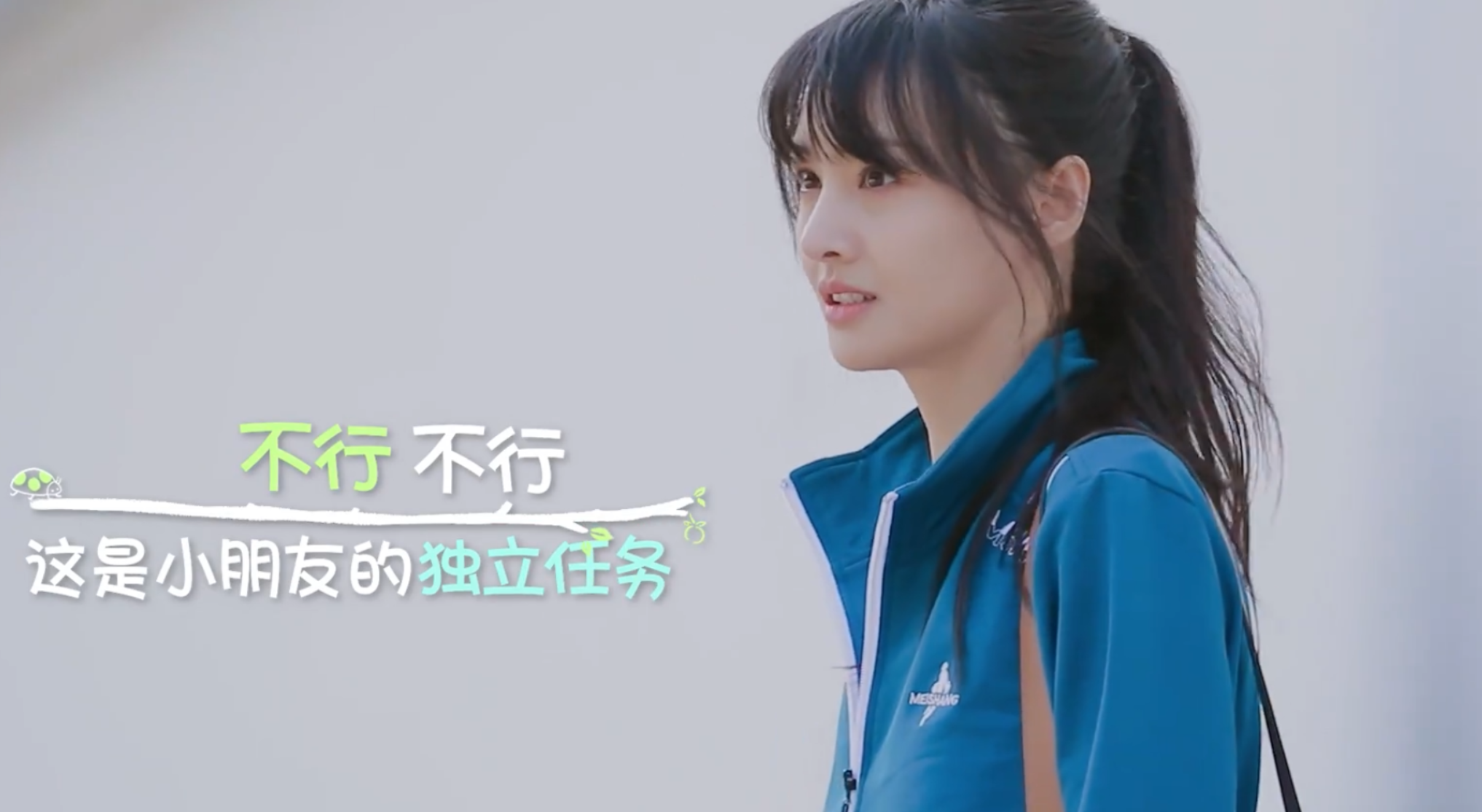郑爽|郑爽农村抱孩子坐三轮车，谁注意她把孩子放哪了？爱心装不出来的