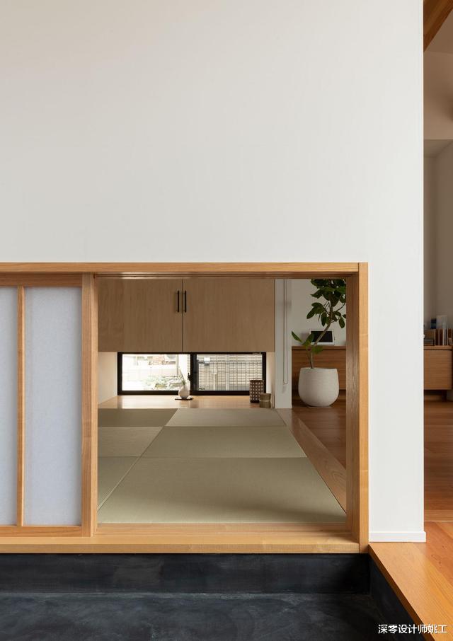 |在日本有独栋住宅,真不容易!他家电视墙一分为3,打上整排矮柜