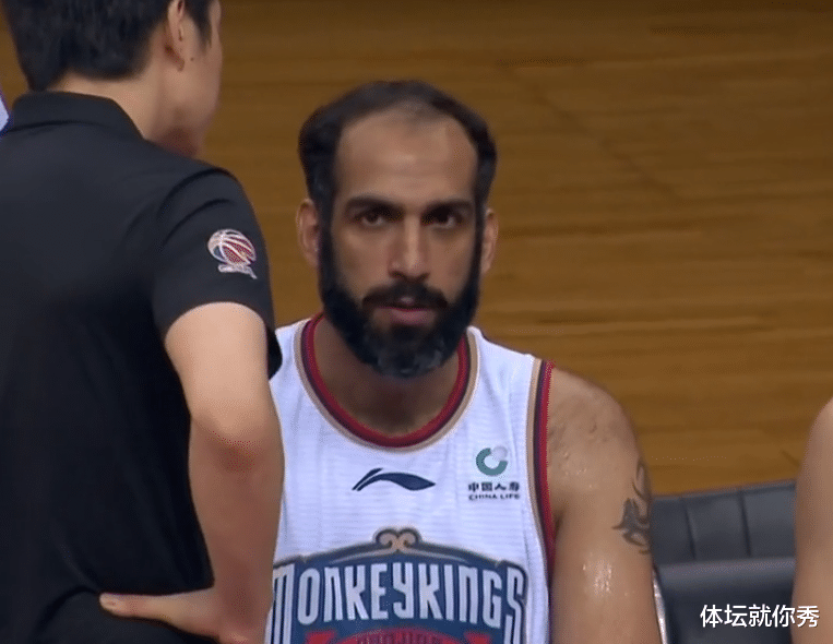 「哈米德·哈达迪」24+20+9+3！35岁还能隔扣周琦，哈达迪拼到腿抽筋，他赢得了尊敬