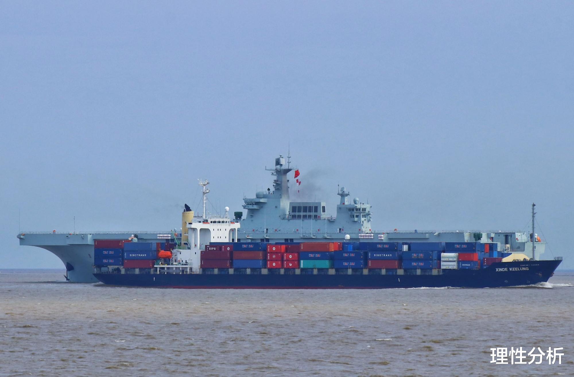 两栖攻击舰|075海上撒欢照曝光，首次出远门太“激动”，接近全速奔跑