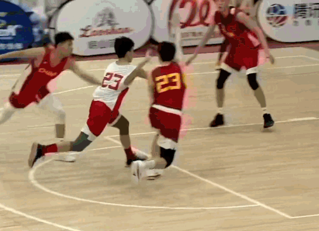 『昆明』姚明马布里观战，2米22余嘉豪上来就压制全场，率U17逆转大胜U18国青