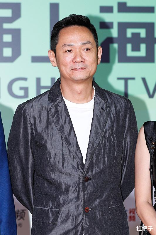 他是著名的影帝,妻子在自己怀里去世,至今单身一人无心再娶