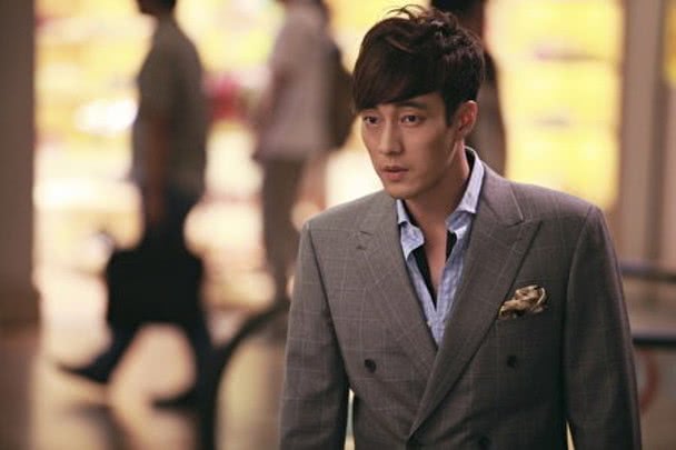 「苏志燮」42岁男神苏志燮新婚两个月首露面，因幸福肥发胖，表情很温柔