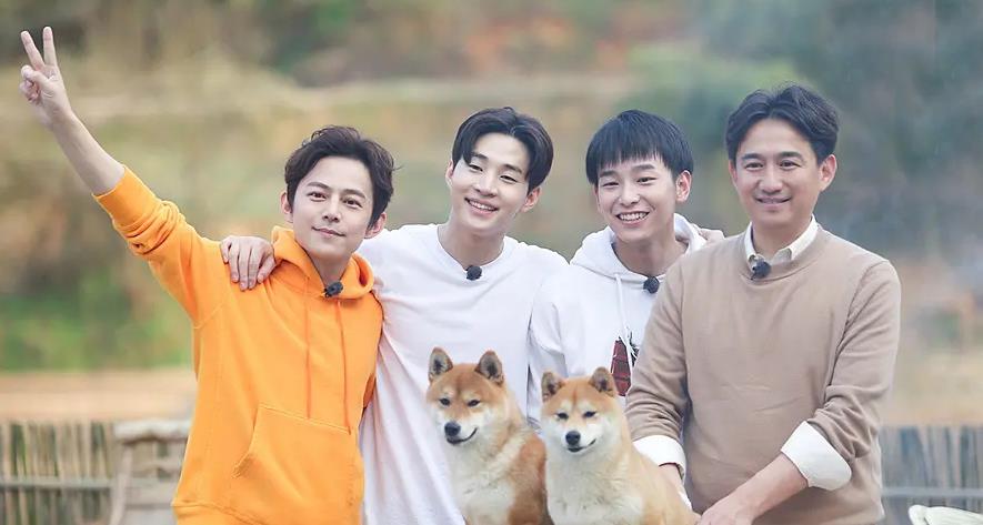 『向往的生活第四季』向往的生活4败笔频现，嘉宾赶通告斗地主凑剧情，广告冲淡小怡然