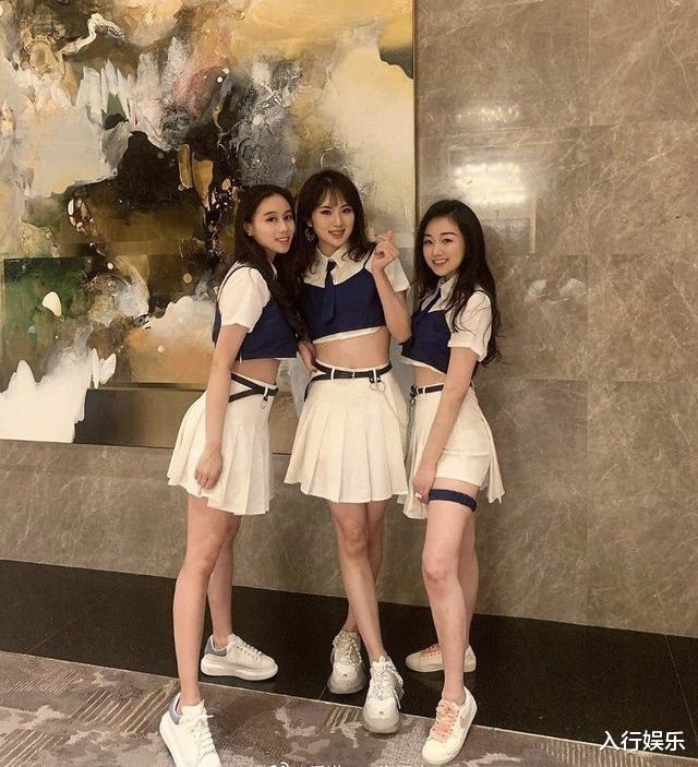 何超欣|何超欣组最富贵女团，和闺蜜穿团服唱跳，C位家世四太都高看一眼