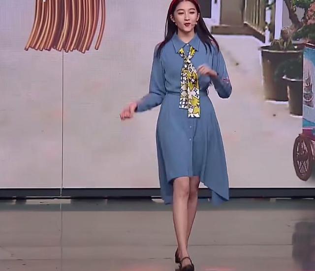 关晓彤▲都说关晓彤五官长得精致，晒出妈妈孕期照，看清长相，终于明白了
