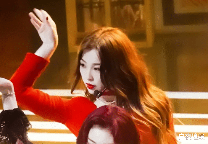 刘雨昕@Lisa小组预告来袭，刘雨昕长发造型引关注，我却只注意到虞书欣