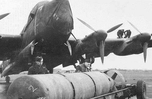 轰炸机|19架轰炸机连夜突袭，目标瞄准大坝，4亿吨洪水倾泻而下