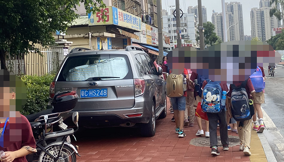 摩崖石刻|男子情侣路停车几分钟被当场拖车!回来大呼:没关车窗不算违停!