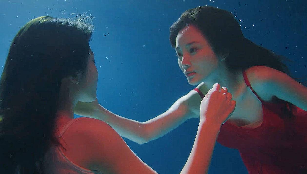 李小璐為復出挺拼的！穿紅裙水下拍MV表情淒美，曲風還是嘻哈范-圖2