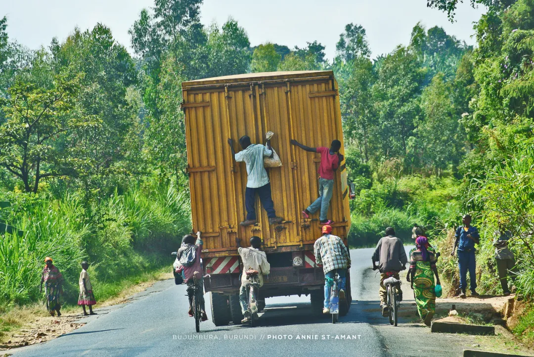 非洲小國的“自殺香蕉人”：每輛卡車後面都掛著一串自行車-圖6