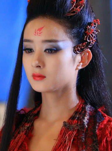 当红女星|同样是黑化，四大当红女星都要靠化浓妆，唯独她一个眼神就足够！