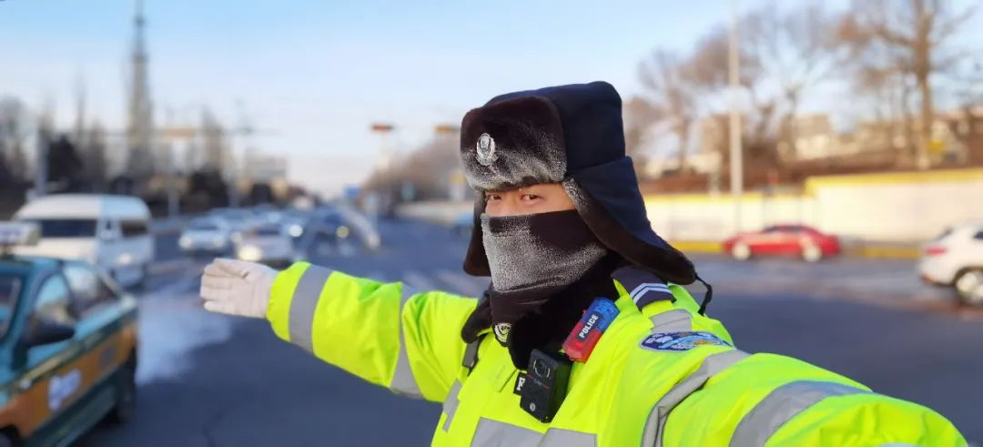 新城区交管大队 新城交警众志成城经受极寒天气大考