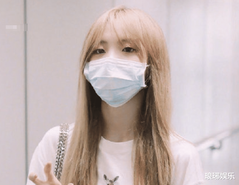 张艺凡|硬糖少女机场合体，陈卓璇对镜头大方打招呼，张艺凡却有点不自在