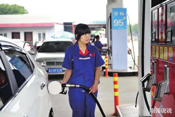 油价|油价大暴跌！今天10月30日，加油站最新92、95汽油零售价