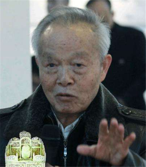 男子花50万造假玉凳，专家鉴定后卖出2.2亿，玉雕老板：专家撒谎