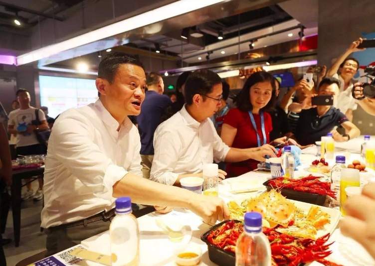 「」去马云海鲜店买“帝王蟹”，15斤花我980元，掰开一看却懵了！