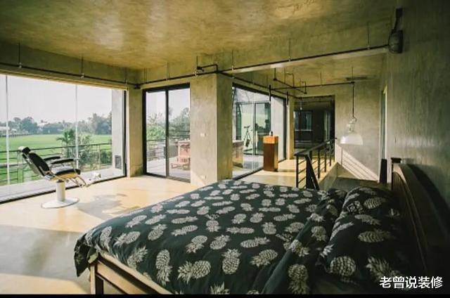 :她家不铺地,不做吊顶,全屋钢管水泥风,看到阳台我懵了!