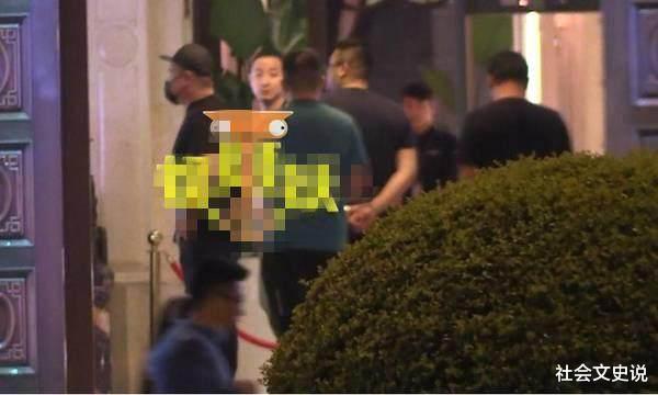 岳云鹏|强搂24岁女团成员，把手伸进女艺人裤兜，岳云鹏老实人形象尽毁！