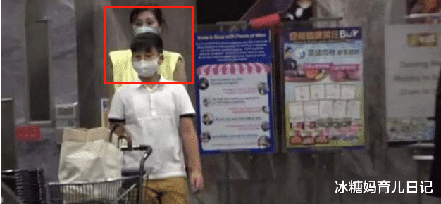 李嘉欣|50岁李嘉欣与儿子逛超市，“透视装”遭吐槽，凭啥当妈就得保守