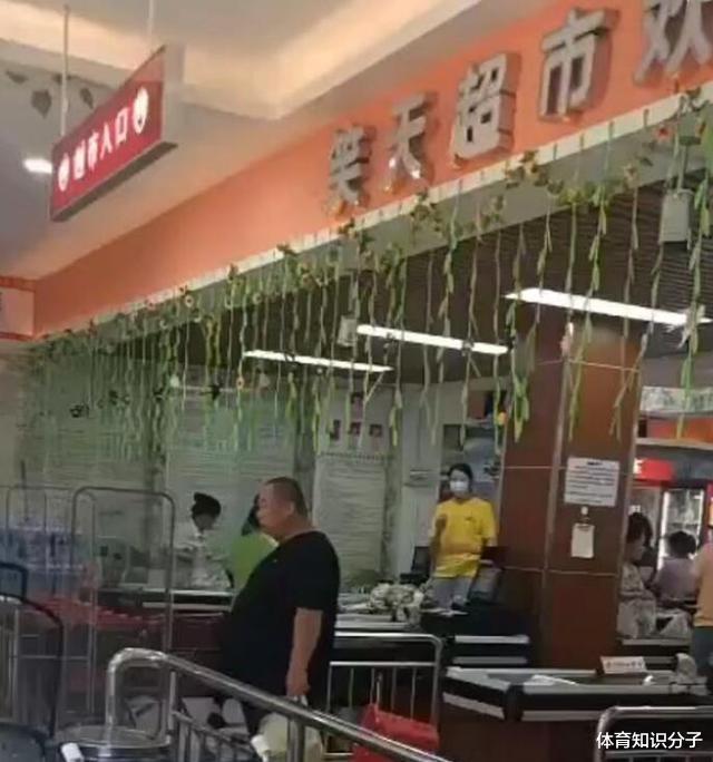 「朱婷」朱婷放假回家逛超市！女排队长纹身引热议，这是传统的农村姑娘吗