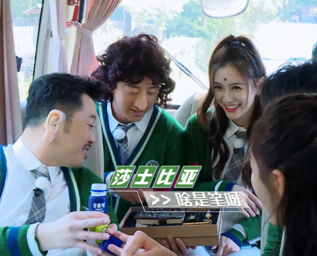 『关晓彤』奔跑吧搭乘公交车,baby与蔡徐坤挨着坐,关晓彤就不一样了