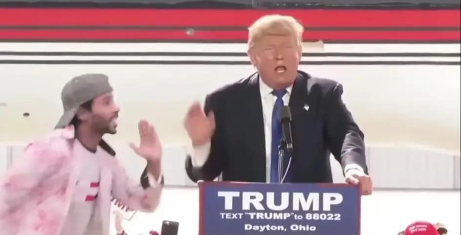 特朗普▲特朗普在俄亥俄州演讲时,一个黑人 突然冲上上台大喊:是特朗普肺炎