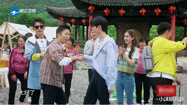 『Angelababy』《奔跑吧》站在杨颖旁边的女嘉宾“抢镜头”，baby的做法很有趣！