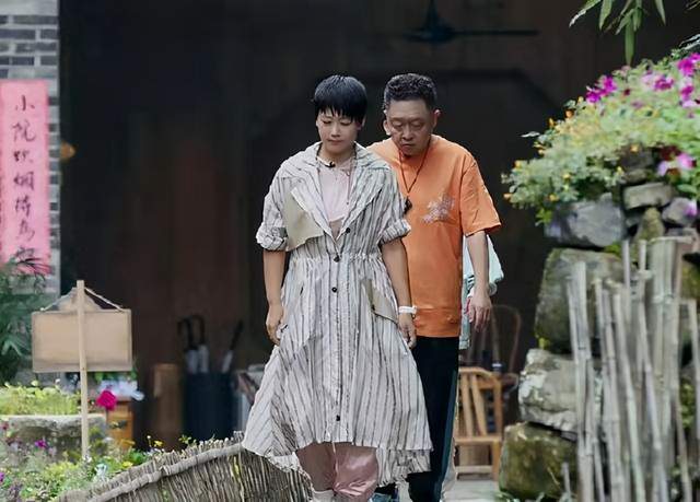 衬衫|于谦41岁老婆没有名人架子，短发配衬衫裙优雅端庄，虎牙真可爱