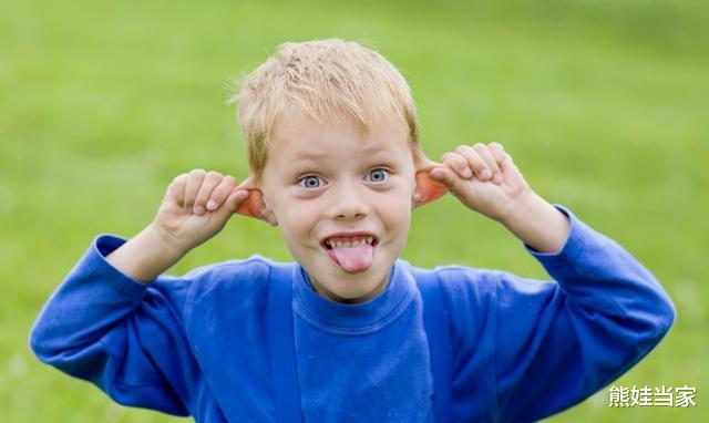 「」小学生上课打游戏被罚写检讨,用“藏头诗”讽刺老师,网友:人才